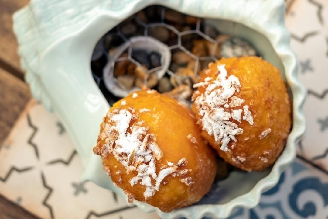 In this restaurant in the Algarve, the Berlin ball is not eaten for dessert and the filling is shrimp