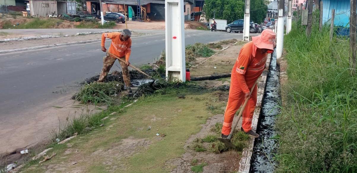 City Hall service fronts work in the mowing and collection of garbage and rubble in Cruzeiro do Sul