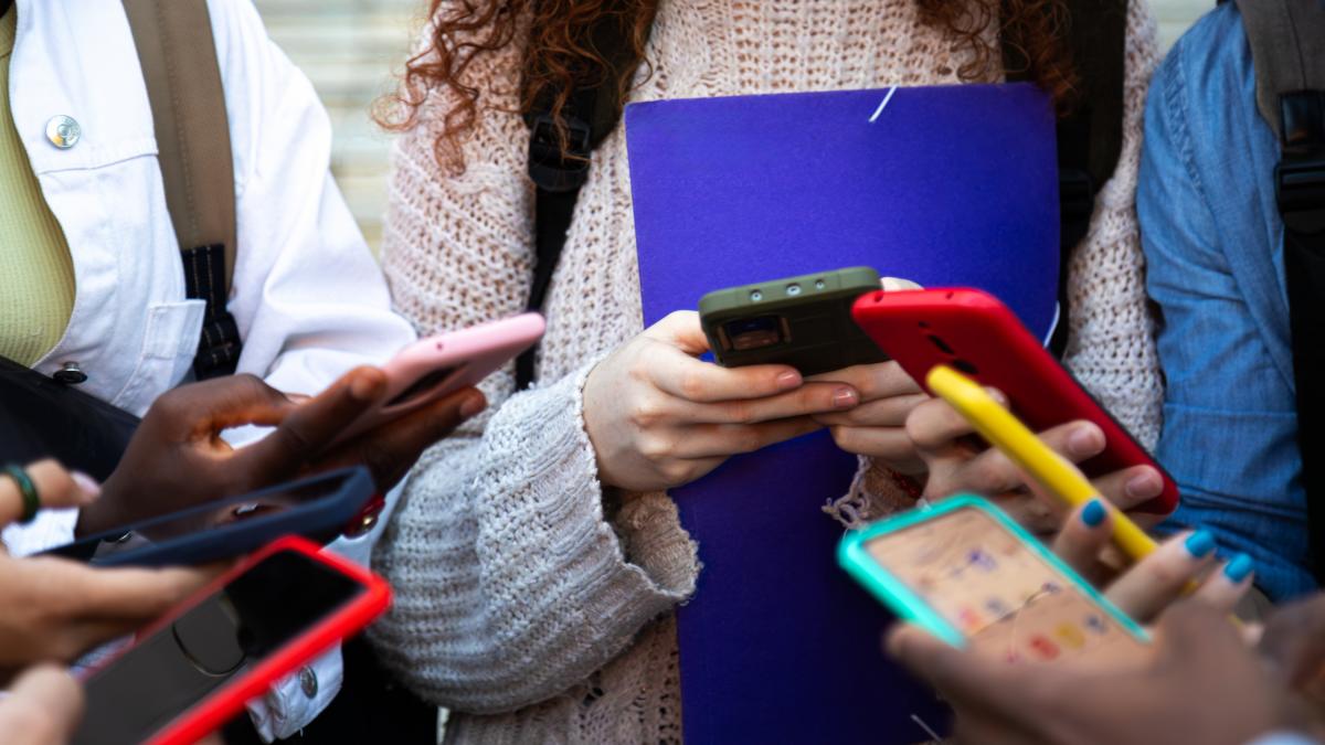 The EU investigates Apple, Google, YouTube and Snapchat: studies whether they comply with restrictions on access for minors