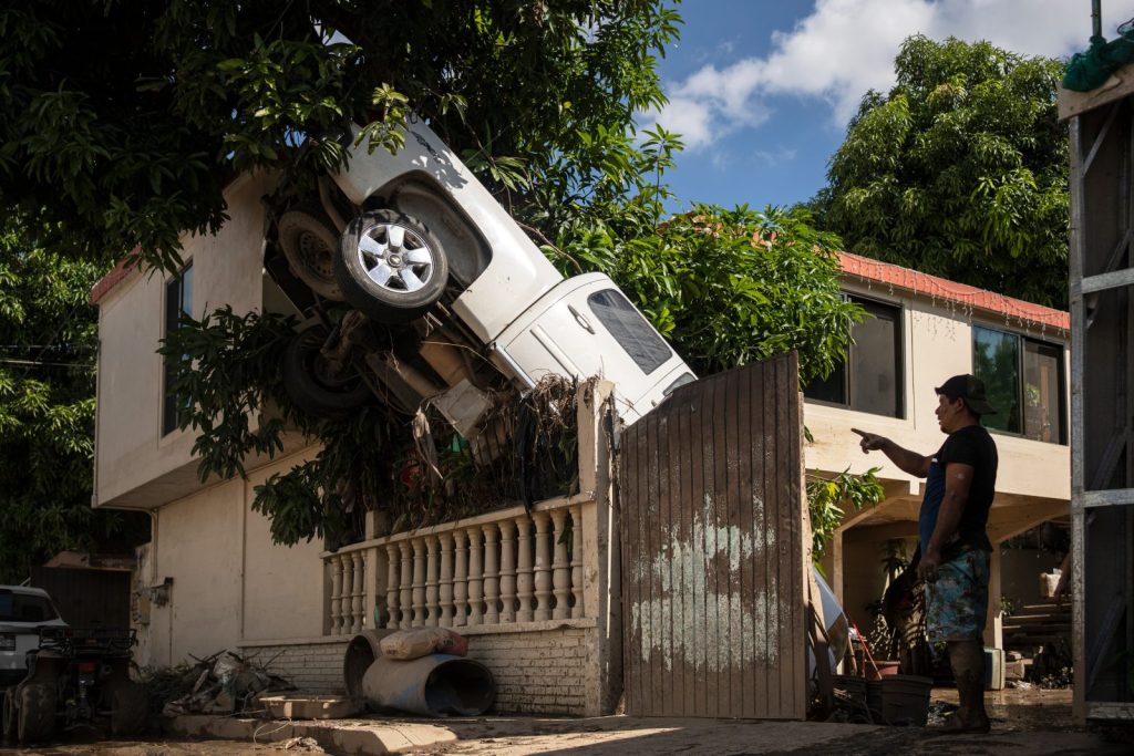Mexico: At least 64 dead after heavy rains - dozens missing