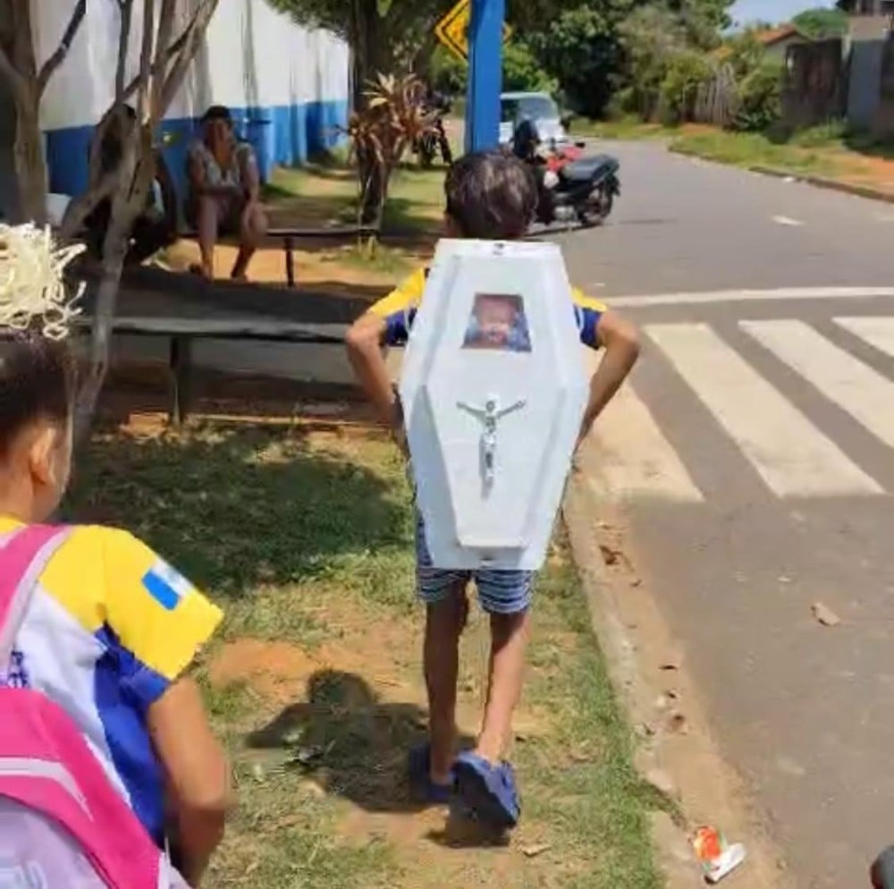 After “Crazy Hair Day”, a child steals the show with a coffin-shaped backpack on “Crazy Backpack Day”