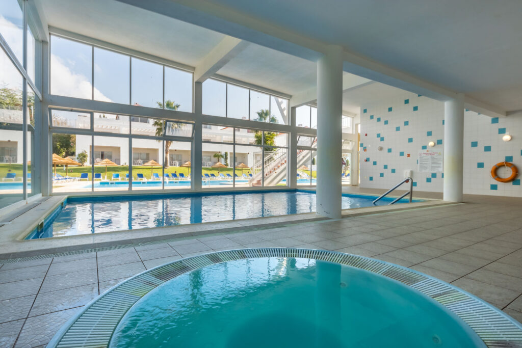 Indoor pool, jacuzzi and sun: at this aparthotel in the Algarve the night costs less than €40