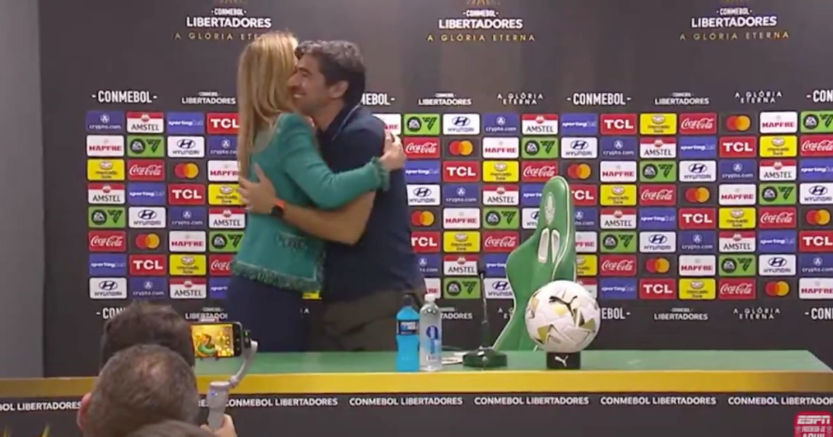 President of Palmeiras invades conference to praise Abel Ferreira
