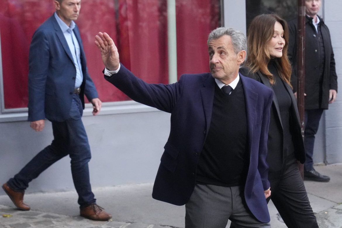 Nicolas Sarkozy: The last frames on the way to prison Νικολά Σαρκοζί: Τα τελευταία καρέ στον δρόμο προς τη φυλακή