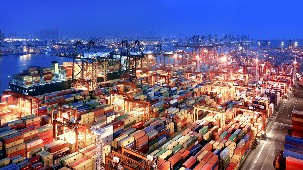 A Chinese cargo ship invents a new route in the Arctic to reach Europe quickly and achieves a record