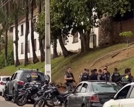 Man injures himself with his own gun while trying to steal a police gun; VIDEO