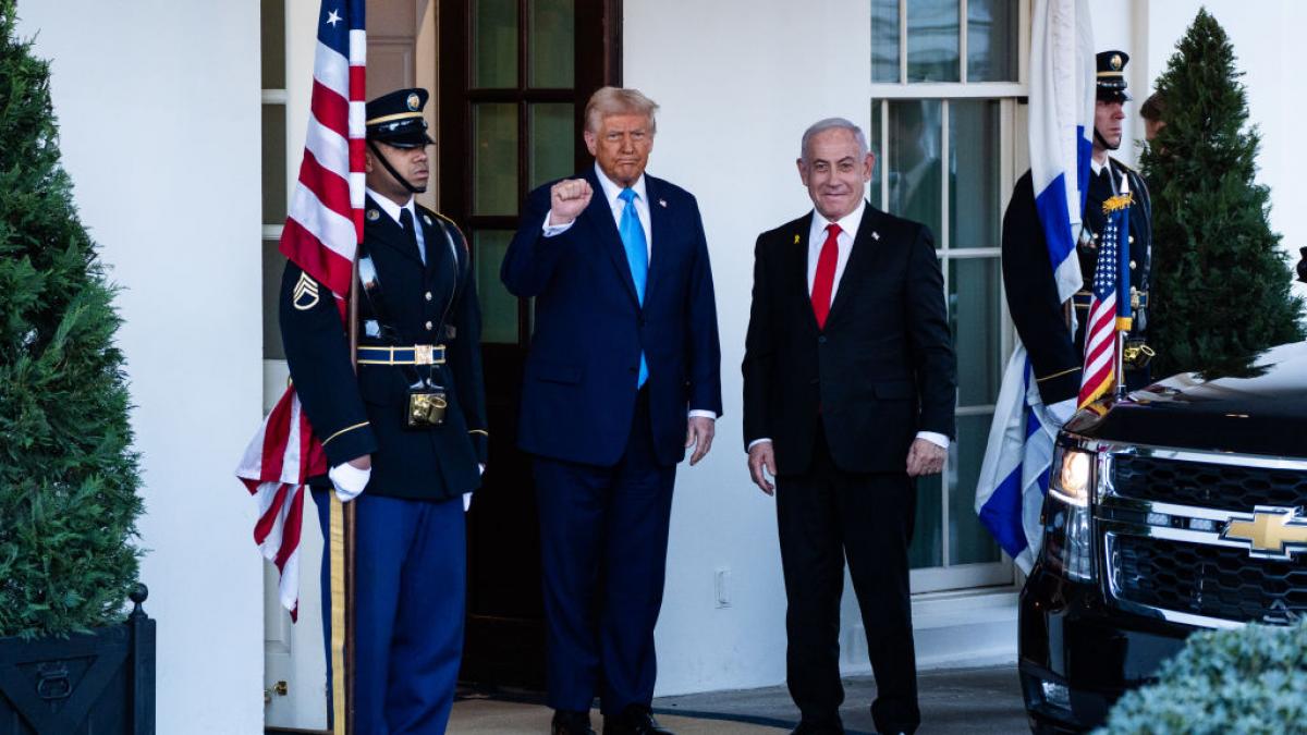 Trump receiving the Nobel Peace Prize from Netanyahu: the 'image' published by the Israeli Government that embarrasses social media