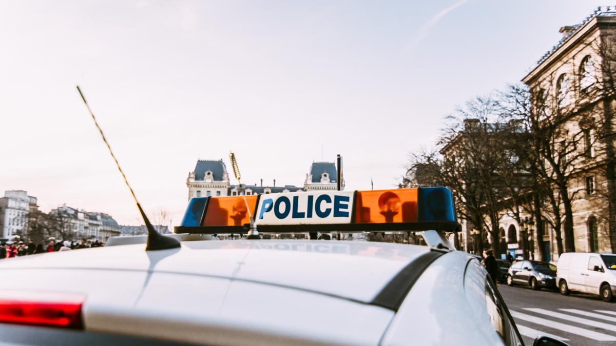 A man throws 5,000 euros out the window to pay for drugs and it falls into unexpected hands: an investigation is opened