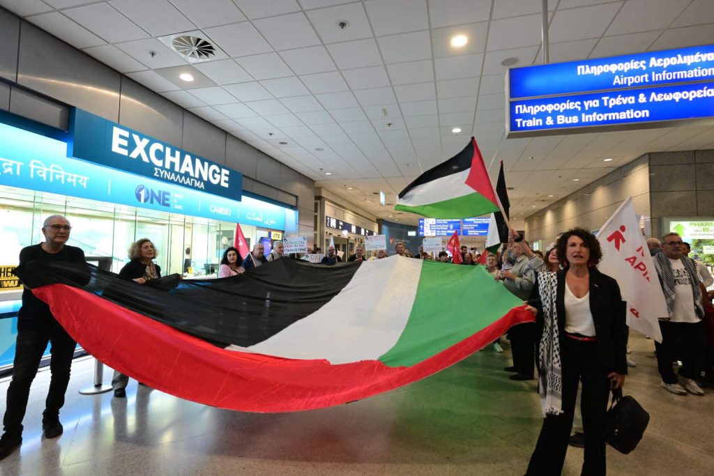 Global Sumudilla: Warm welcome of activists from crowds in El. Venizelos