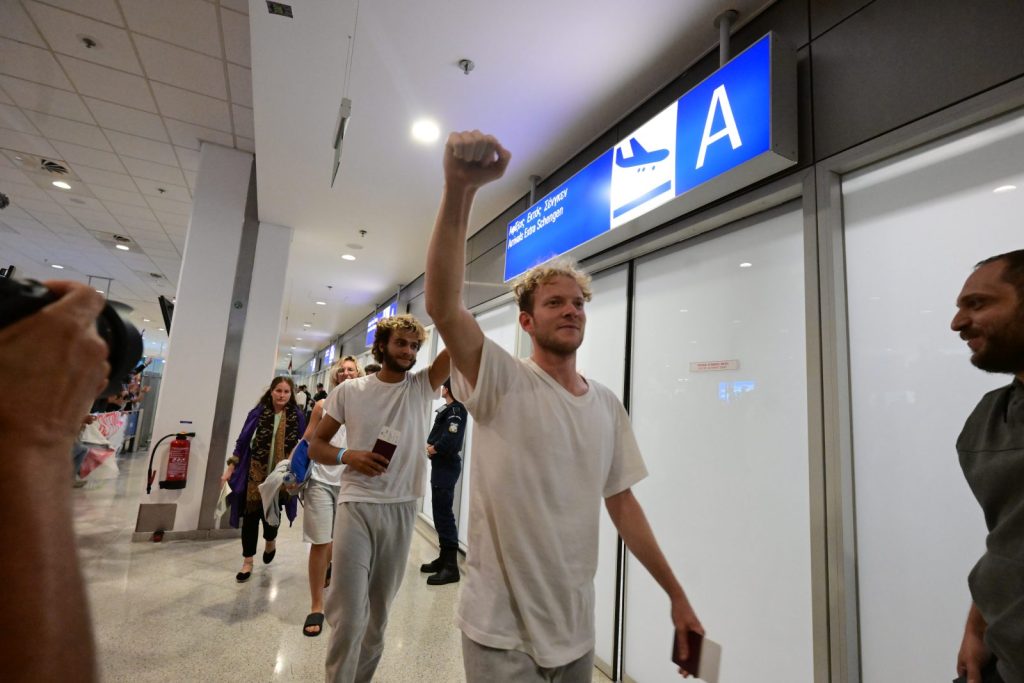 Global Sumudilla: Warm welcome of activists from crowds in El. Venizelos