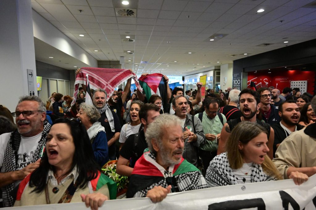 Global Sumudilla: Warm welcome of activists from crowds in El. Venizelos