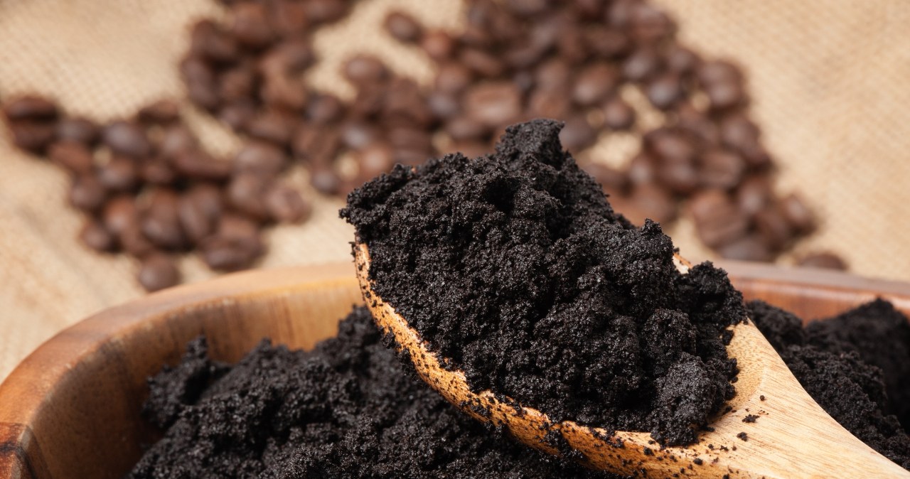 Coffee grounds will also help neutralize the smell of frying /123RF/PICSEL
