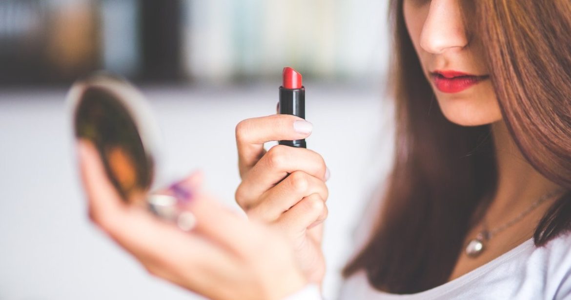 This is how you will choose the perfect lipstick color. You will look elegant and younger                
