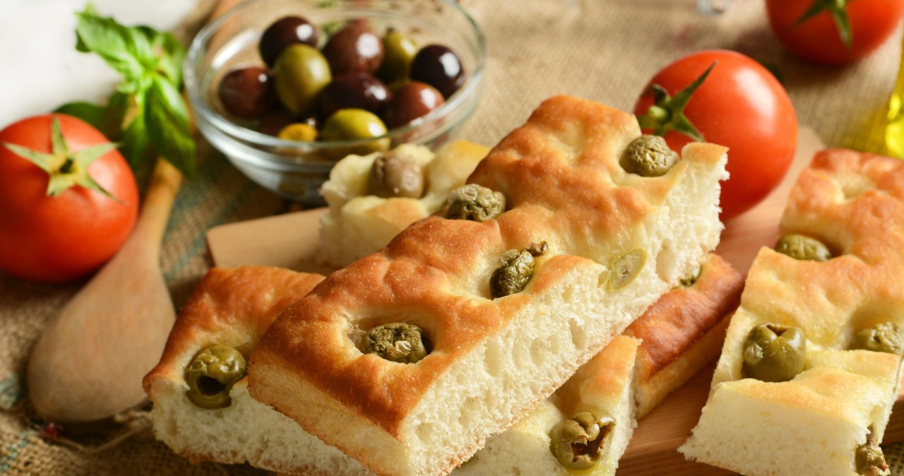 Focaccia with olives is the perfect snack for St. Andrew's Day party /123RF/PICSEL