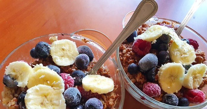 The problem begins when we pour oatmeal with high-calorie syrups, sweetened yogurts or add too much dried fruit. /INTERIA.PL