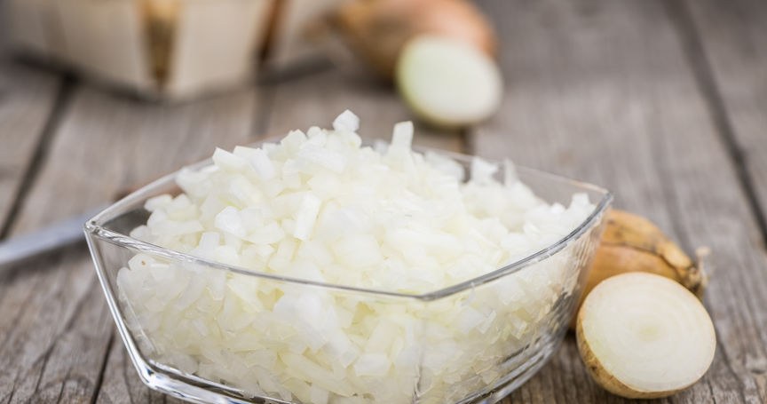 Pour water over the finely chopped onion and mix with a blender until smooth. After straining it through a strainer, you will obtain a home-made rinse for gray hair /123RF/PICSEL