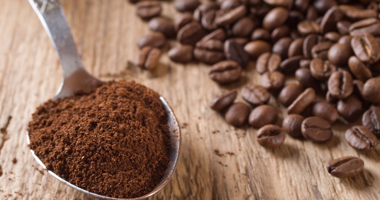 Coffee beans contain natural essential oils that not only smell beautiful, but also absorb unwanted aromas. /123RF/PICSEL