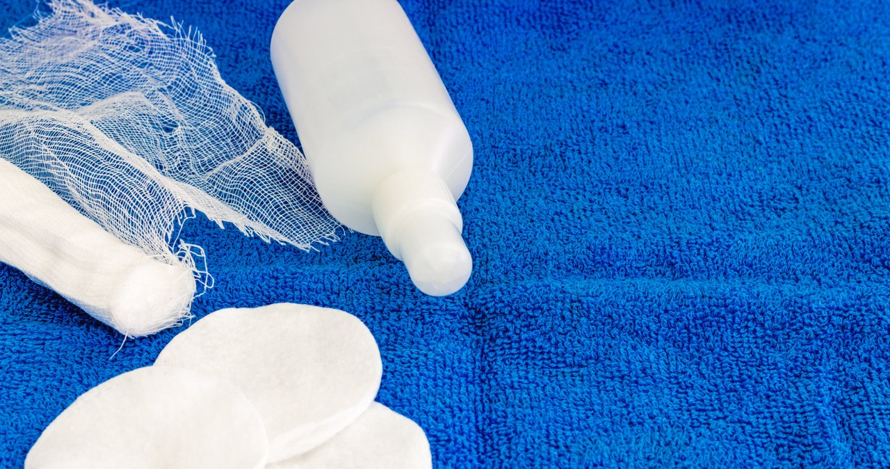 Instead of spending money on expensive preparations, reach for something that you have in the medicine cabinet - hydrogen peroxide. /123RF/PICSEL