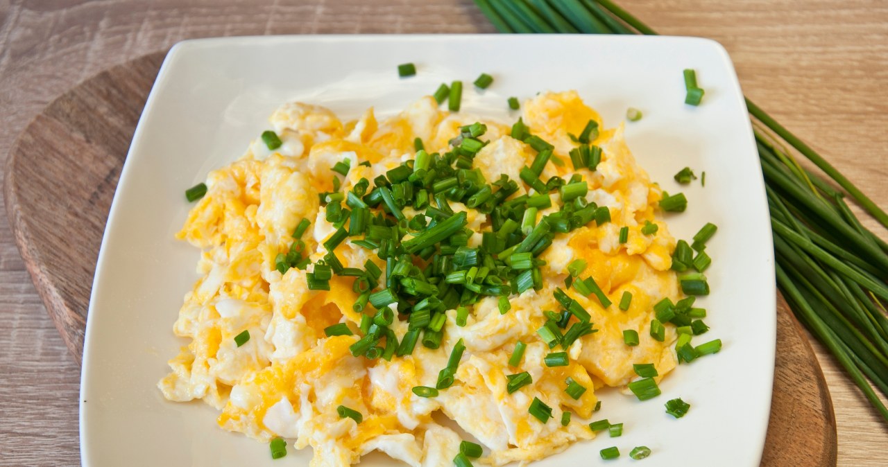 Scrambled eggs will be perfectly creamy if we add corn flour