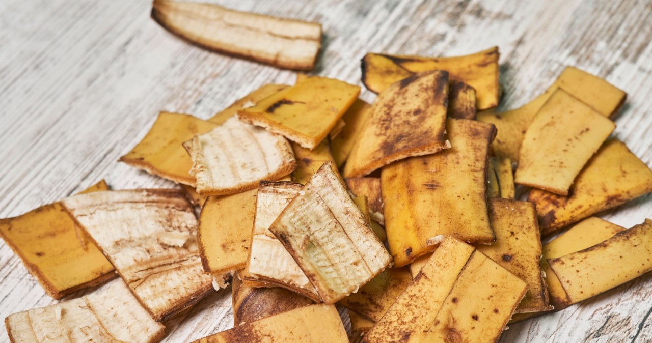 Chopped banana peels will help fertilize the soil. It's better not to throw them away. /123RF/PICSEL