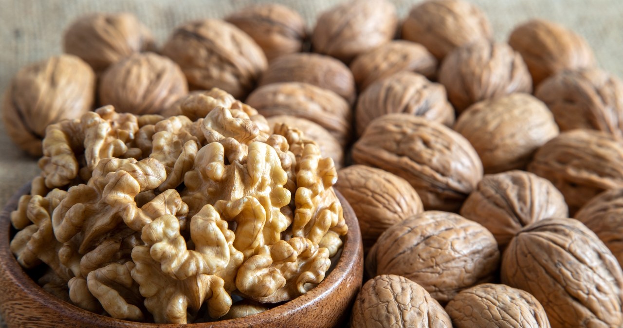 The walnut filling fits perfectly into yeast croissants /123RF/PICSEL