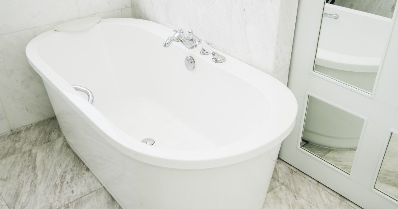 One of the simplest tricks for a clean bathtub is to dry it with a microfiber cloth after each use. /123RF/PICSEL