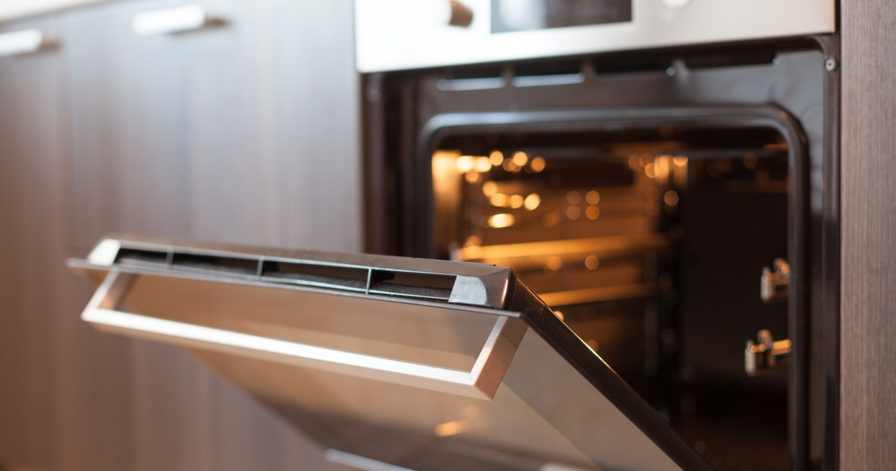 The oven will look like new when we wipe it with salt and lemon