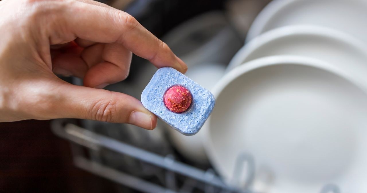 Dishwasher tablets contain cleaning and polishing ingredients that are perfect for removing grease and dust. /adobestock /INTERIA.PL