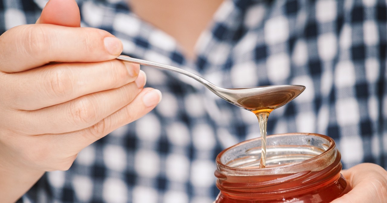 The glass test and the spoon test will help you recognize whether you have purchased natural honey. /123RF/PICSEL