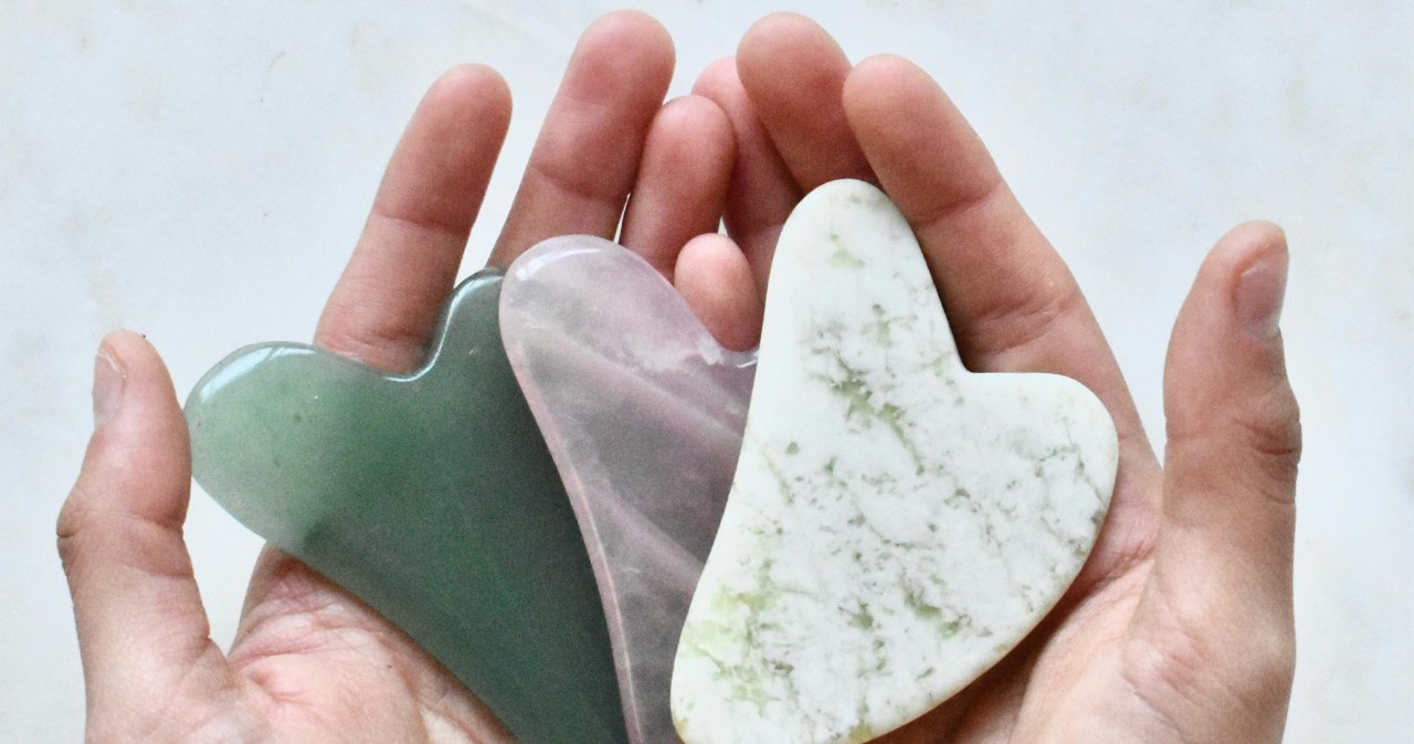Massage with a gua sha plate will tighten the skin and improve its appearance /Unsplash
