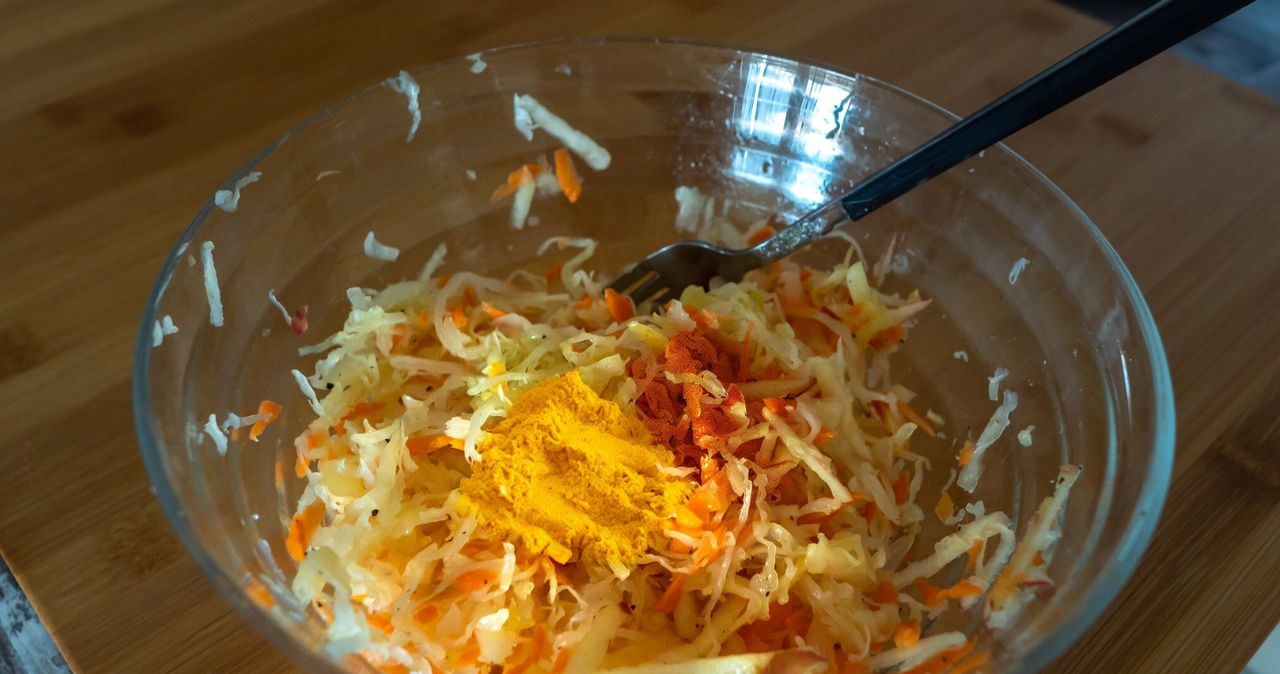 The pickled immunity salad contains a lot of spices that strengthen the immune system, including: turmeric and cayenne pepper /filmseditor /123RF/PICSEL