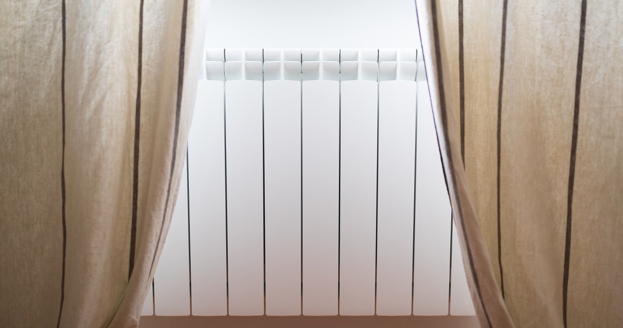 During the heating season, it is worth giving up long, heavy curtains because they "block" the flow of heat coming from the radiator /Pixel