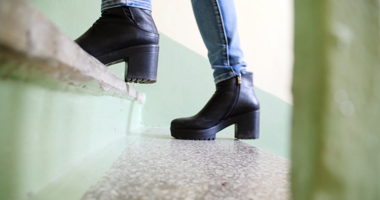 Short ankle boots that do not cover the end of the leg are another detail that shortens the legs. /123RF/Picsel, 123RF/Picsel /Pixel