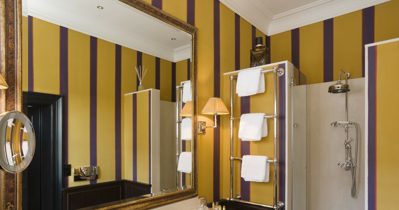 Striped wallpapers also look great in the bathroom /Andreas von Einsiedel /East News