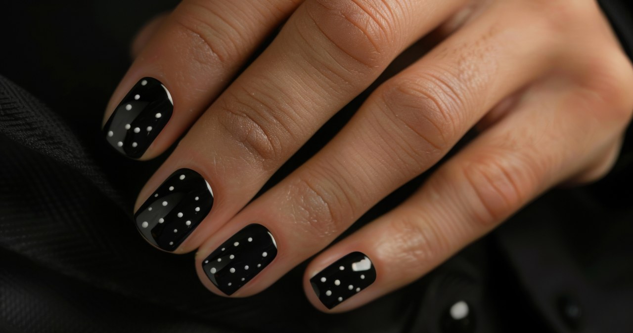 Pearl polka dots are an interesting choice for a winter manicure /Pixel