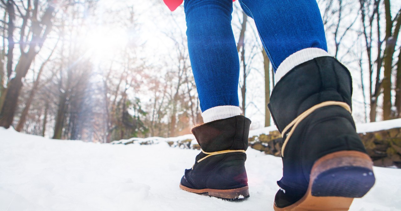 Simply stick waterproof dressing patches to the bottom of your shoe, positioning them perpendicular to the direction of walking. /123RF/PICSEL