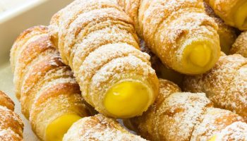 I have been making these cream tubes for St. Andrew's Day for 10 years. They disappear from the table in a minute