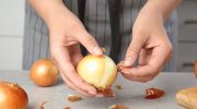 Don't throw away onion skins. This is how you can use them