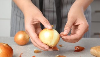 Don't throw away onion skins. This is how you can use them
