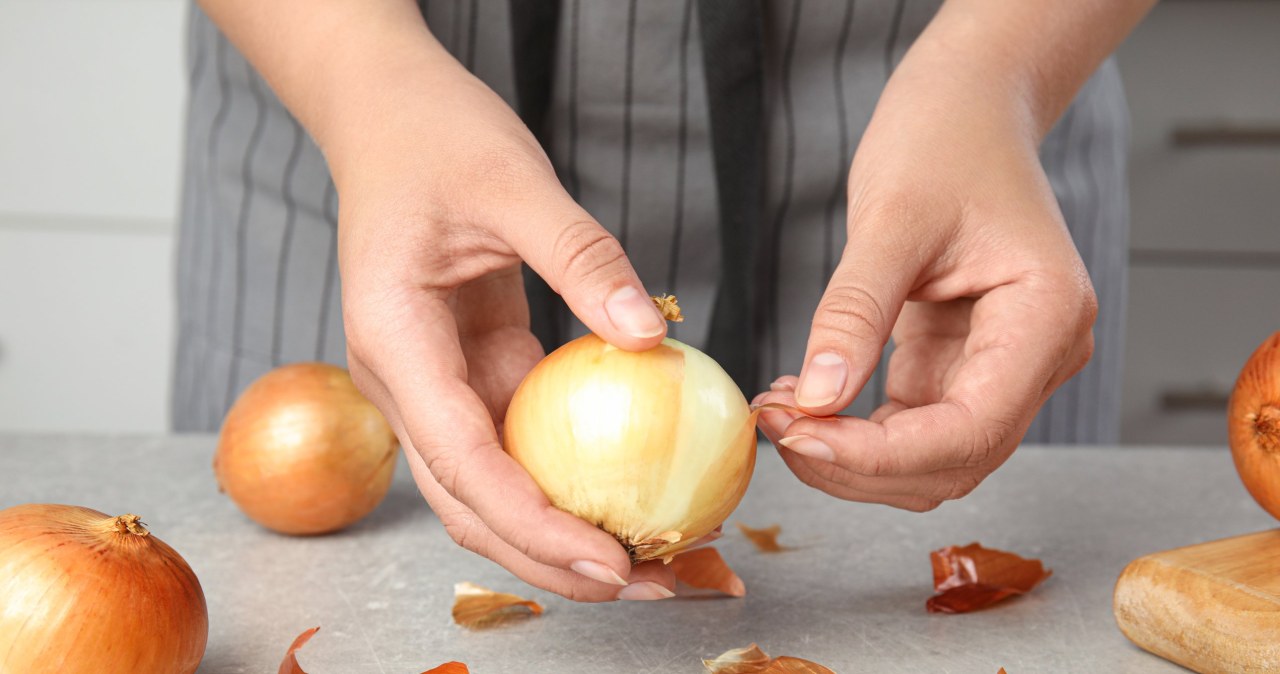 Don't throw away onion skins. This is how you can use them