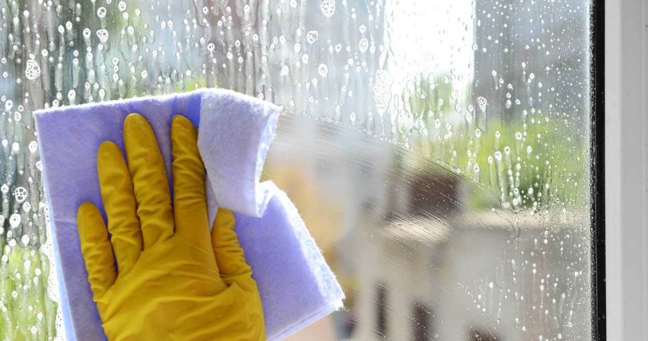 Windows without streaks and water stains? All you need is a product from the pharmacy for a few zlotys