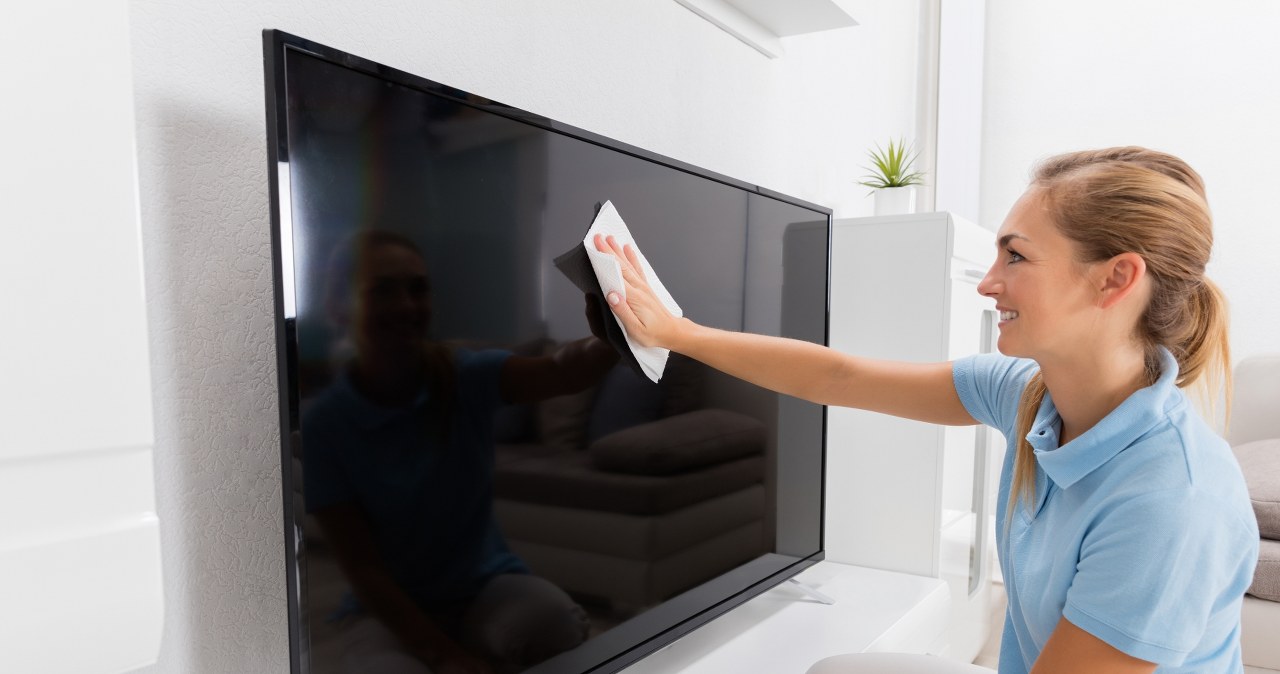 ​Do you want to get rid of dust and smudges from your TV? This is the best way