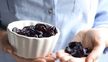 4-5 pieces per day is enough. Your stomach and intestines will thank you and the weight will start to fall off