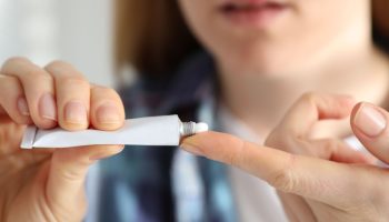 This ointment is worth having in your cosmetic bag now. It acts as a compress on the skin, hands and lips