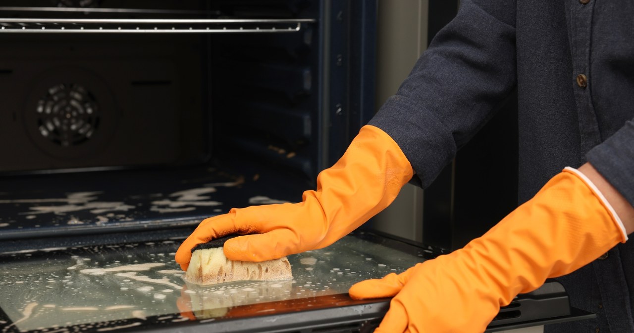 Forget about scrubbing the oven. This way you can remove dirt effortlessly