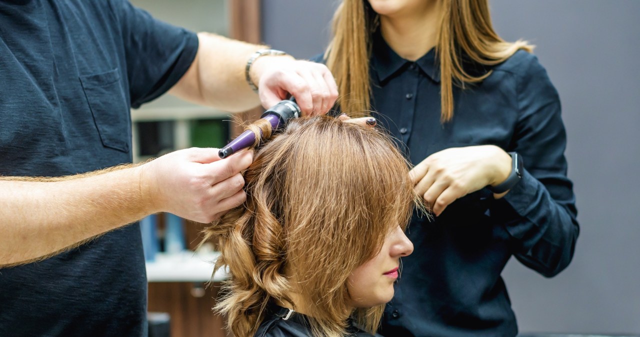 This is the best hairstyle for women with thin hair. Adds mega volume