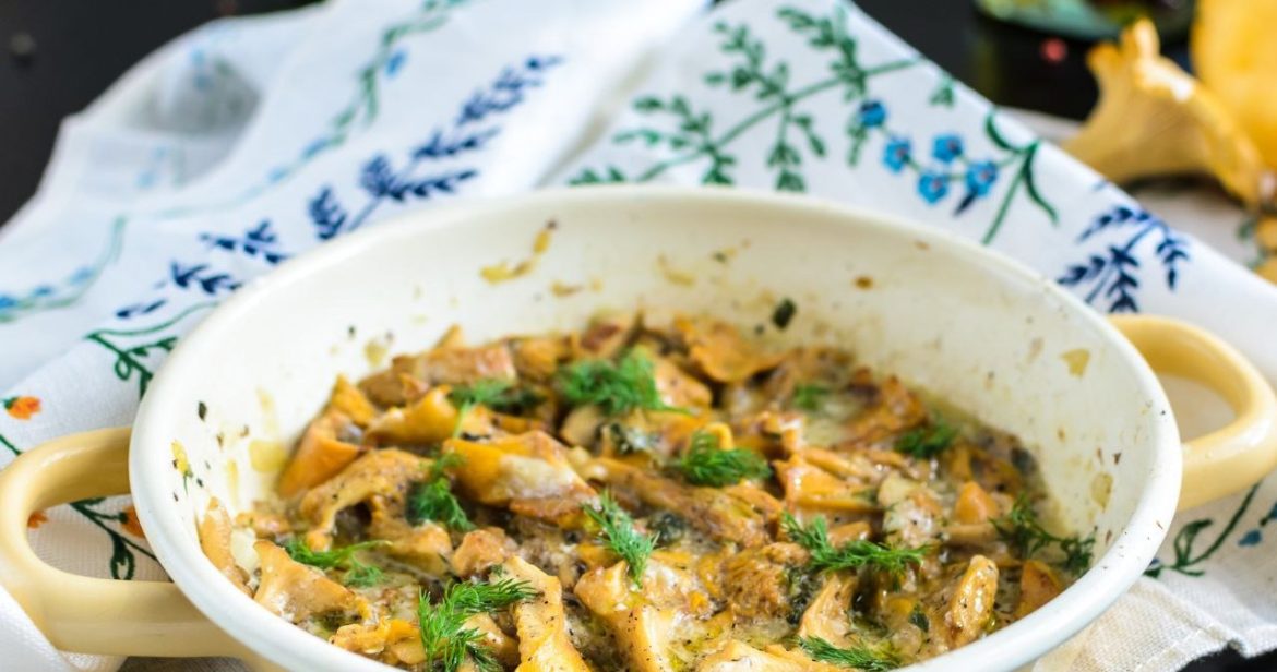 Oyster mushrooms in herb sauce for dinner. You can make it once and add it to your home menu permanently                
