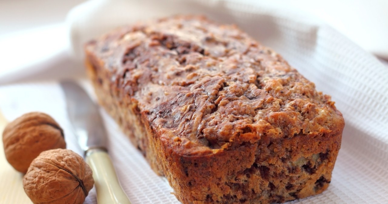 Quick Greek yogurt cake. It tastes best with walnuts