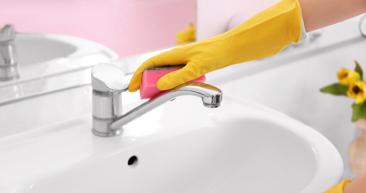 This is how you can clean limescale fittings brilliantly. Just add it to the vinegar