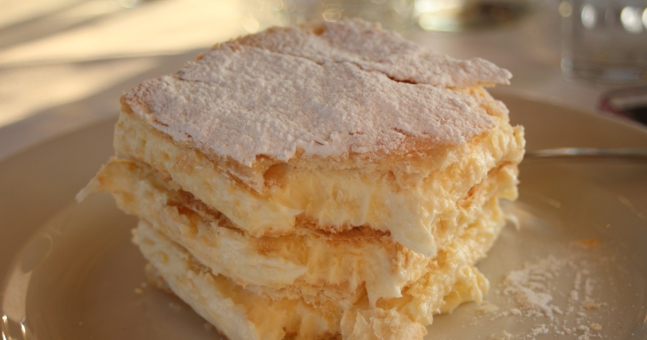 I fill the puff pastry with amazing cream. It's pure bliss